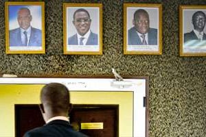 Dans le hall du siège de l’UEMOA à Ougadougou, face aux portraits des présidents qui se sont succédé à la tête de la Commission. © Ahmed Ouoba pour J.A.