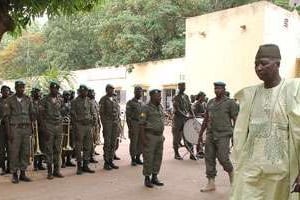 Le nouveau ministre malien de la Défense, Ba N’Dao, passe en revue les troupes à Bamako. © AFP
