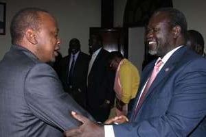 Uhuru Kenyatta et Riek Machar (droite), à Nairobi, le 28 mai 2014. © AFP