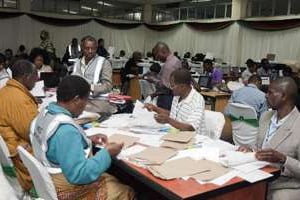 Recompte des bulletins de vote à Blantyre, le 24 mai 2014. © AFP