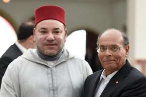 Le roi du Maroc Mohamed VI (g) et le président tunisien Moncef Marzouki le 30 mai 2014 à Tunis. © AFP