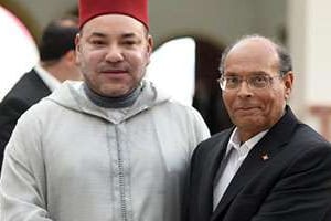 Le roi du Maroc Mohammed VI (à g.) et le président tunisien, Moncef Marzouki. © AFP