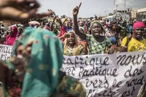 Des résidents musulmans en colère dans le quartier PK-5 à Bangui. © AFP