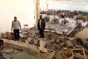 La faculté d’ingénieurs touchée par les raids à Benghazi, le 1er juin. © AFP