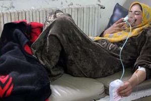 Une femme prise en charge dans un hôpital après une possible attaque au chlore. © Reuters