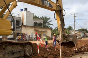 Chantier d’élargissement de la route côtière reliant Ouidah à Lomé (ici en 2012)