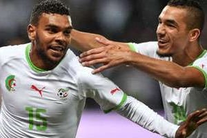 Les deux buteurs algériens du match contre la Roumanie Hilal Soudani (g) et Nabil Bentaleb Lire l’ © AFP
