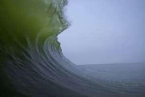 Skeleton Bay en Namibie, l’une des vagues les plus longues au monde. © Captrue d’écran/Vimeo