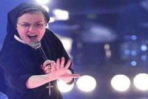 Soeur Cristina en scène lors de l’émission The Voice. © AFP