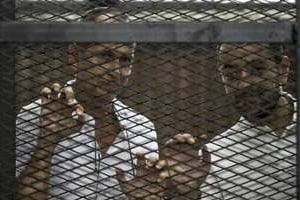 Peter Greste et son confrère Mohamed Baher, dans un poste de police au Caire le 1er juin 2014. © Khaled Desouki – afp.com