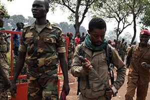 Un membre des FACA range son poignard, après avoir lynché un Séléka présumé. © AFP