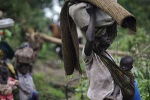 Des Congolais fuyant des violences dans l’est de la RDC. © AFP