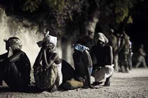 Des militants du groupe shebab à Mogadiscio après leur capture , le 4 mai 2014. © Amisom