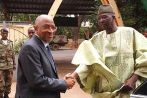 À gauche, Soumeylou Boubèye Maïga, à droite son successeur, Ba N’Dao. © HABIBOU KOUYATE / AFP