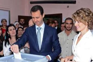 Bachar al-Assad accompagné de sa femme Asma, vote le 3 juin 2014 à Damas. © AFP