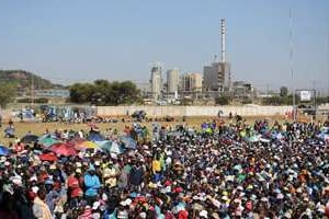 Des mineurs en grève à Marikana, en Afrique du Sud, le 14 mai 2014. © AFP