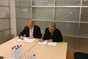L’accord a été signé par Mohamed El Kettanii, PDG du groupe Attijariwafa Bank et André Ivanov, à la tête du département ‘Trade Finance’. © Attijariwafa Bank