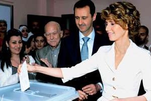 Le 3 juin, Bachar al-Assad et Asma, son épouse, votaient à Damas. © AP Photo/Sana