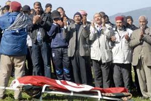 Obsèques d’un policier tué par des extrémistes à Jendouba le 17 février. © Salah Habib/AFP
