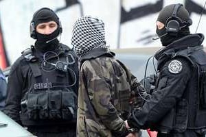 La police française arrêtant un islamiste radical présumé le 4 avril à Roubaix. © AFP
