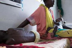 Un mère auprès de son fils qui souffre de malnutrition, le 30 mai 2014 au Soudan du Sud. © AFP
