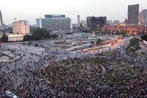 Des Egyptiens célèbrent la victoire d’Abdel Fattah al-Sissi, sur la place Tahrir. © AFP
