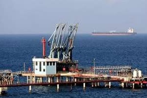 Le port pétrolier d’Hariqa, à Tobrouk, Libye, le 20 août 2013. © AFP