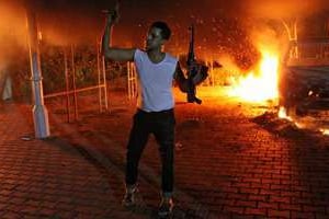 Un homme brandit une arme après l’attaque du consulat américain de Benghazi, le 11 septembre 2012. © AFP
