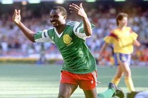 Roger Milla, célébrant un but avec la sélection du Cameroun. © AFP