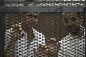 Les journalistes Peter Greste et Baher Mohamed dans leur prison du Caire, en mars 2014. © AFP