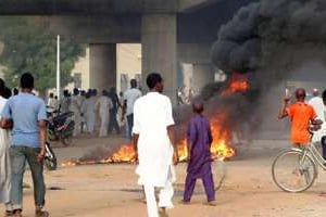 Des feux dans la rue à Kano le 8 juin 2014. © AFP