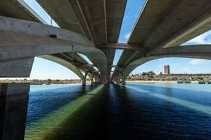 Le Pont Hassan-II, qui relie Rabat à Salé a été inauguré en 2011. © Hassan Ouazzani/JA