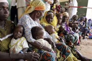 Mères nigériennes avec leurs enfants dans un centre de Médecin sans Frontières, à Dogo. © AFP – Issouf Sanogo