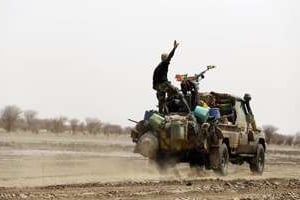 Une patrouille malienne entre Kidal et Gao, le 29 juillet 2013. © AFP