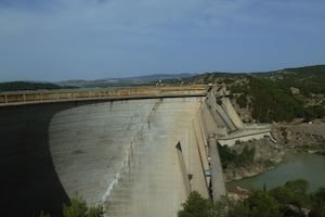 Le nouveau grand barrage de Oued Mellègue sera construit en amont de l’actuel barrage (ci-dessus), envasé et ne pouvant plus assurer les besoins en eau nécessaires. © Wikimedia Commons