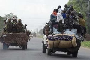 Des membres des Seleka près d’un convoi de soldats tchadiens quittent Bangui, le 4 avril 2014. © AFP