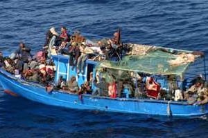 Une embarcvation clandestine au large de l’Italie. © AFP