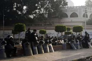 La police anti-émeutes déployée devant le palais présidentiel, le 2 février 2013 au Caire. © AFP