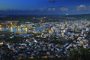 Plus de soixante-dix entreprises mauriciennes sont présentes sur le continent. Vue de Port Louis. © Peter Kuchar/Wikimedia Commons