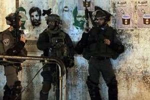 Des soldats israéliens menant des recherches pour retrouver les trois jeunes captifs. © AFP