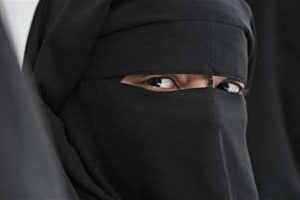 Une jeune femme qui porte la burqa. © AFP