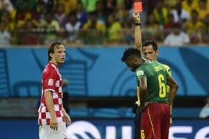 Le Camerounais Alexandre Song écope d’un carton rouge contre la Croatie © AFP