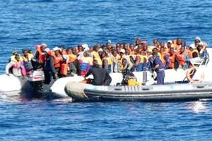Une embarcation de migrants au large de l’Italie. © AFP
