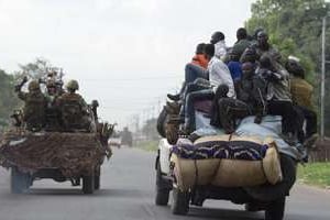 Des membres des Seleka près d’un convoi de soldats tchadiens à Bangui, le 4 avril 2014. © AFP