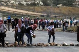 Des étudiants palestiniens devant une prison de Beitunia, en Cisjordanie, le 4 juillet 2014. © AFP