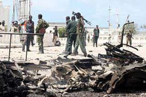 Restes d’une voiture brûlée après une explosion près du parlement à Mogadiscio, le 5 juillet. © AFP