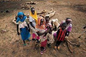 Des femmes et enfants dans le village de Karbab au Sud Darfour. © AFP