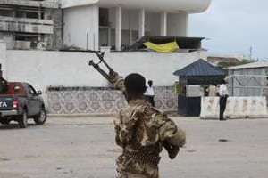 Des soldats somaliens devant le Parlement à Mogadiscio, en mai 2014. © AFP