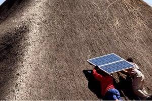 Le potentiel photovoltaïque africain est considérable : par endroits, l’ensoleillement est tel qu’un même panneau photovoltaïque y produirait deux fois plus d’électricité qu’en Europe centrale. © Eranian Philippe/JA