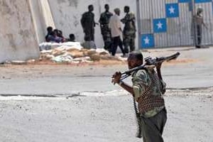 Des soldats devant l’entrée du palais présidentiel à Mogadiscio, en 2009. © AFP